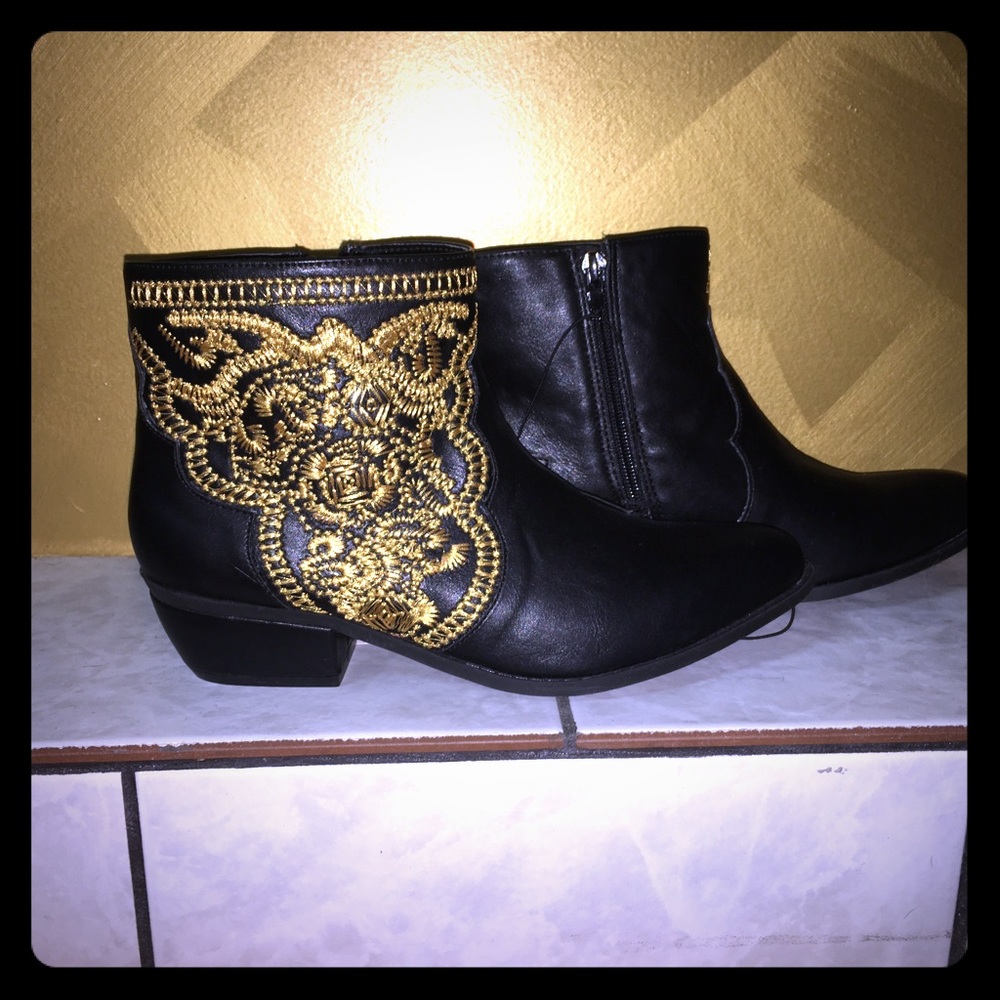 Forever 21 boots embellished size 8