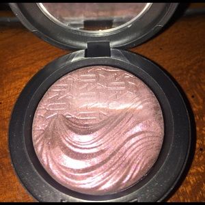 MAC Extra Dimension Eyeshadow MAC Extra Dimension Eyeshadow