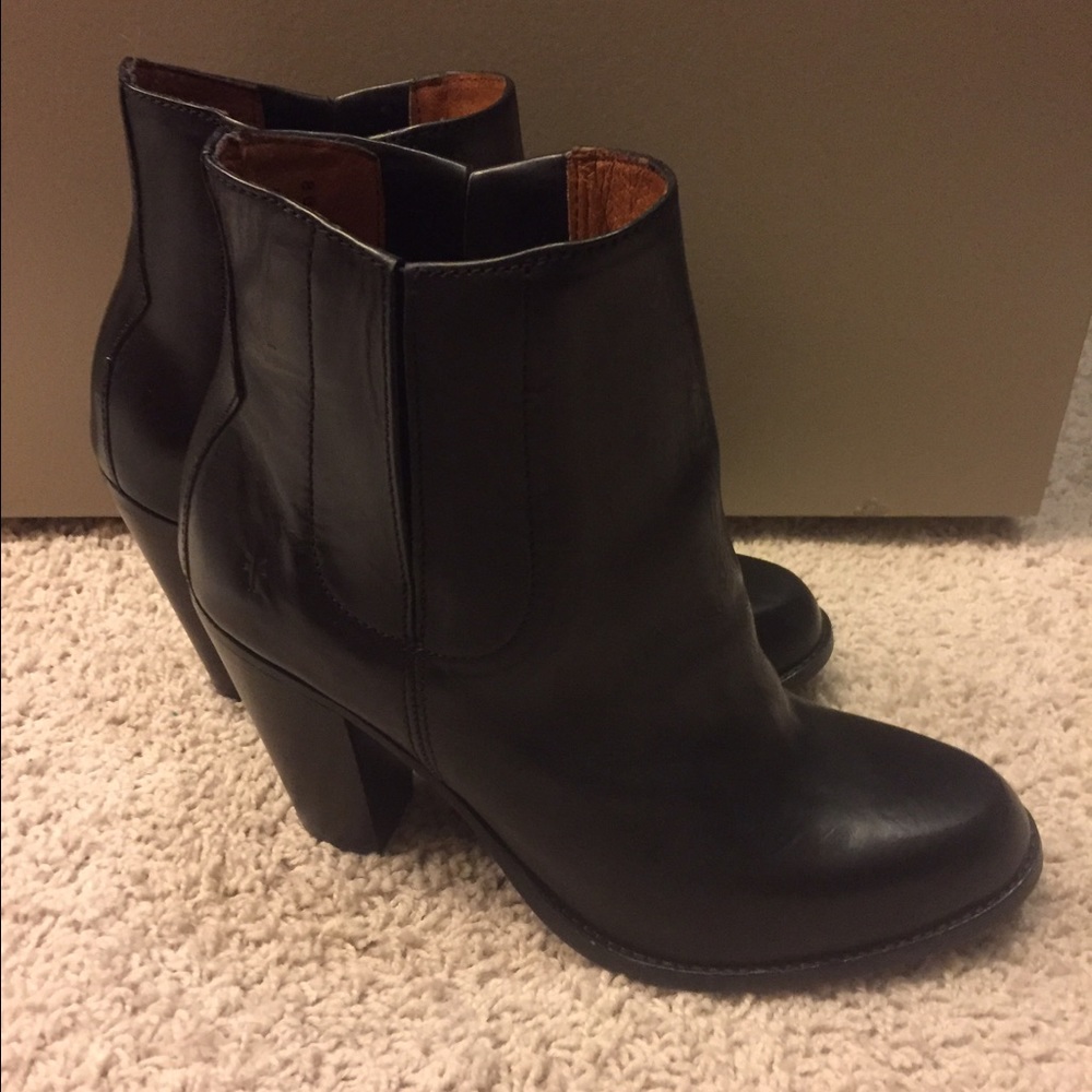 NWOB Frye black Jenny Jet Chelsea boot