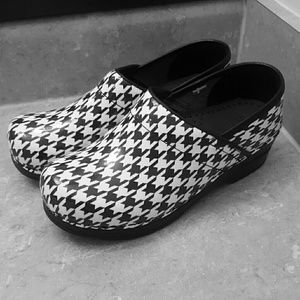 Sanita clog houndstooth never worn