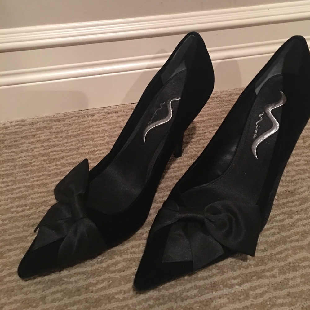 Nina satin pumps