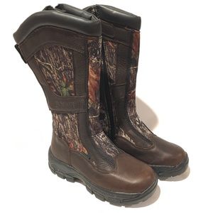 Women's size 6 waterproof hunting boots.