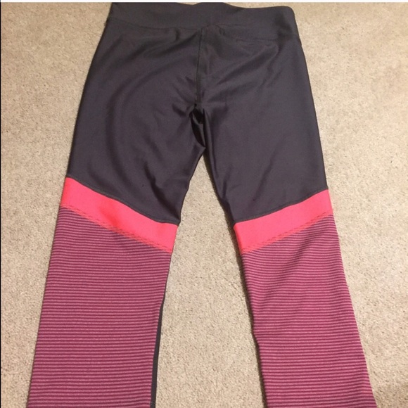 Under Armour Crop Pants - Picture 2 of 3