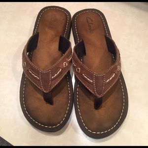 Clarks leather flip flops