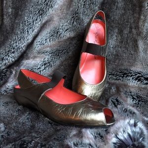 Pas de Rouge Gold Peep-toe Slight Wedge