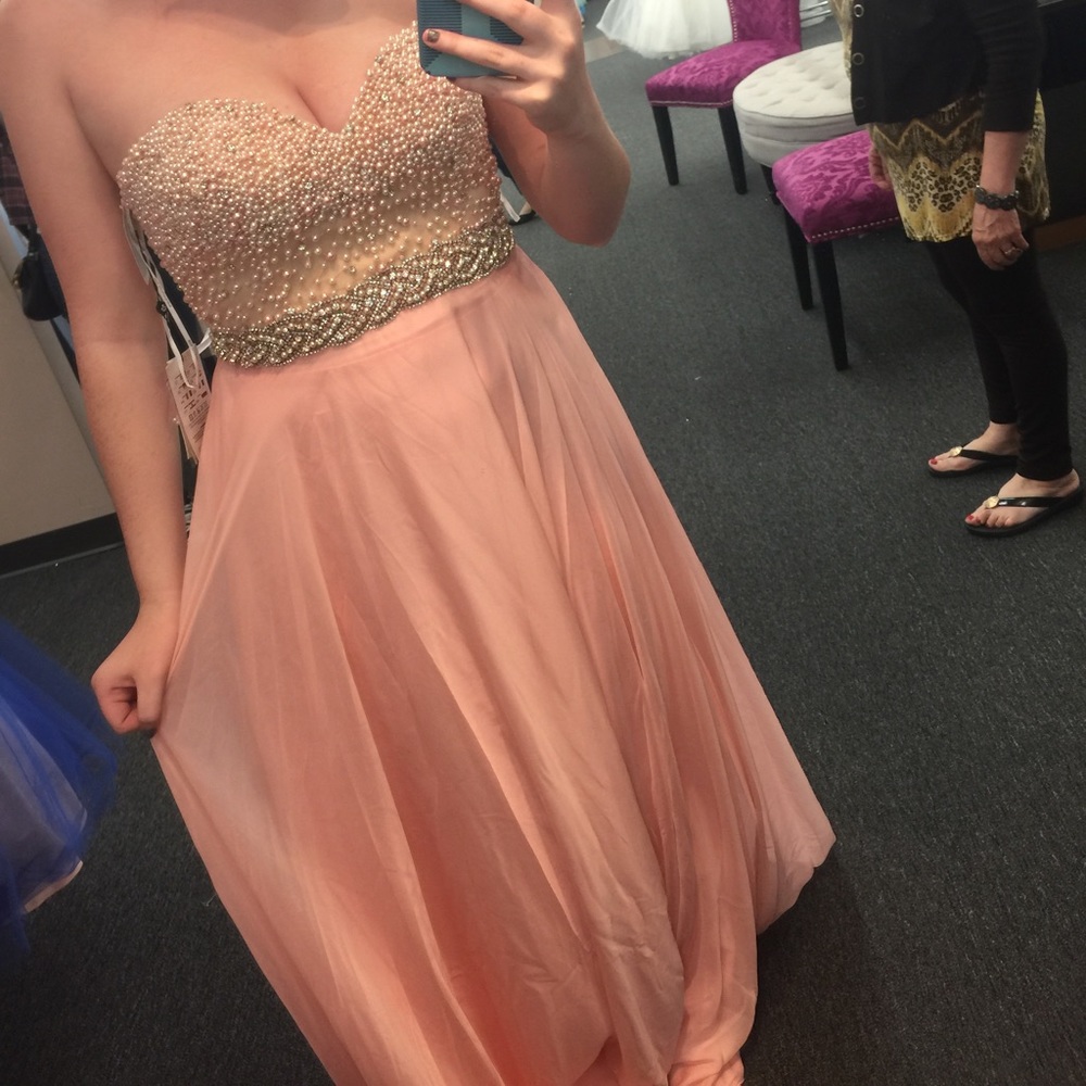 Absolutely STUNNING prom dress.