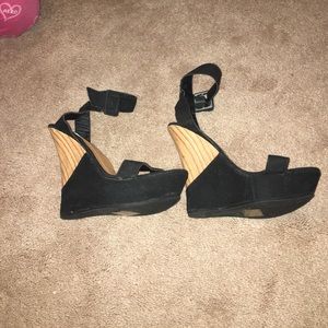 Kiss and tell black wedges !