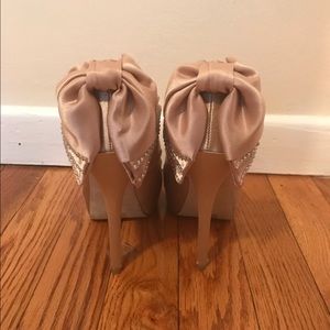 Sparkled beige pumps