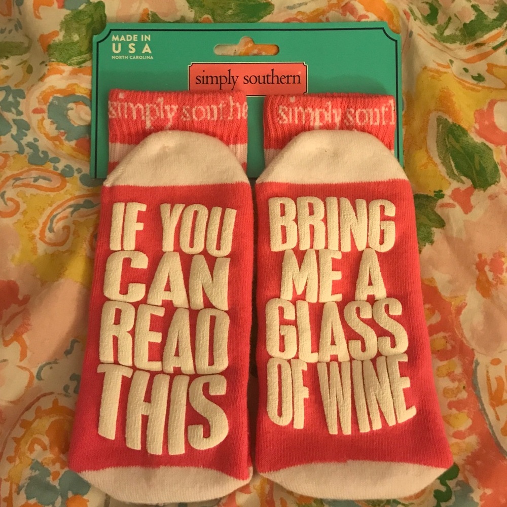 NWT IfYouCanReadThisBringMeAGlassOfWine socks