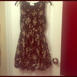 Short black dress with ribbon patterned