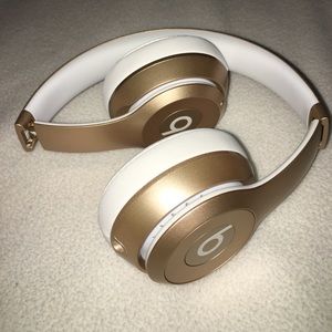 Gold Beats Solo2 Wireless by Dr Dre