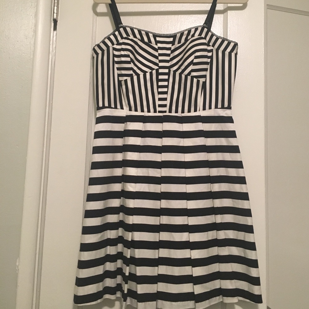 McGinn black & white strip dress