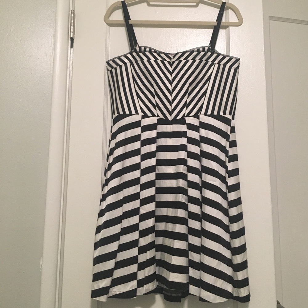 McGinn black & white strip dress - Picture 2 of 4