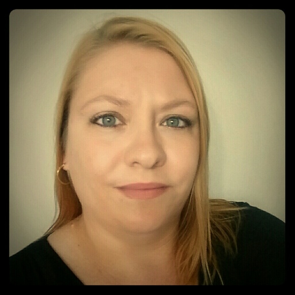 Meet your Posher, Lora - Picture 2 of 3