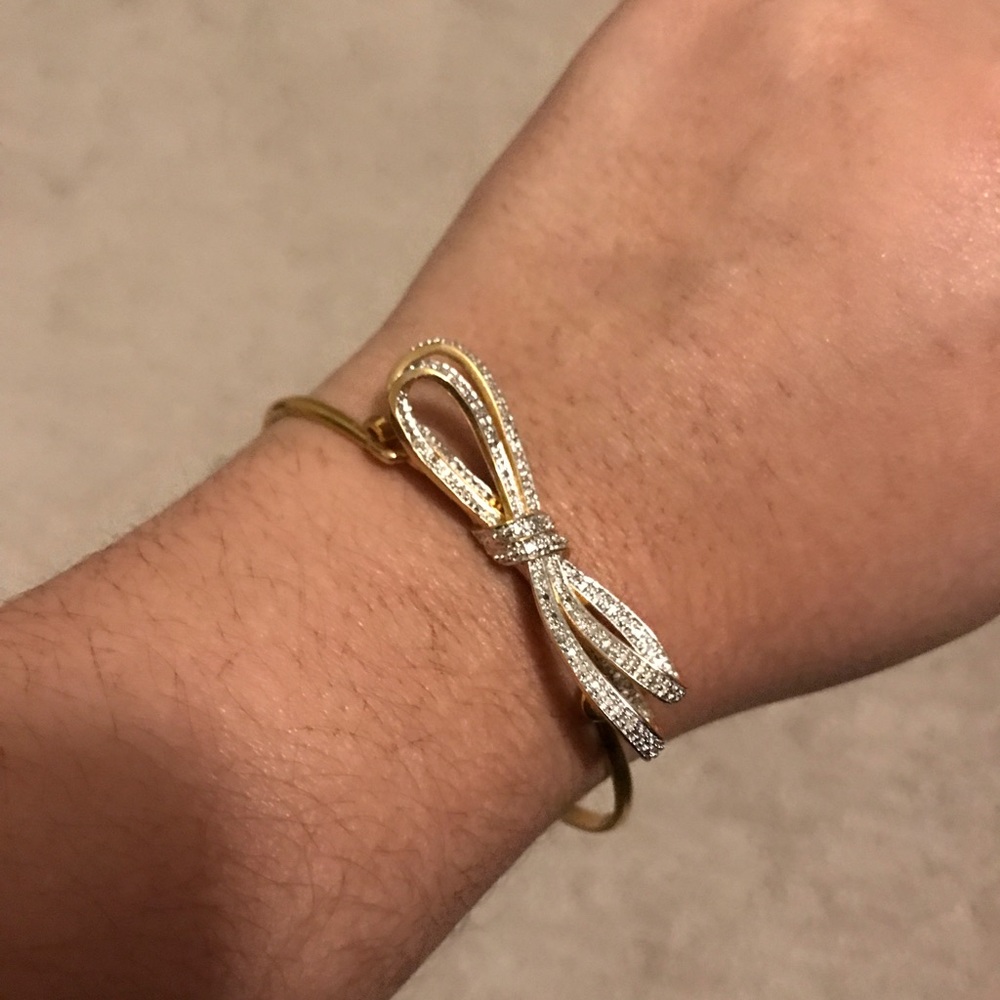 Bow bangle gold and diamond
