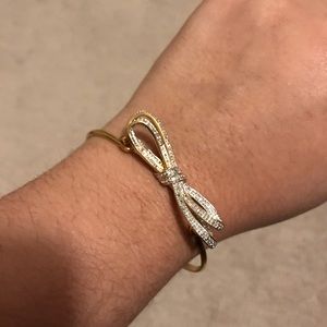 Bow bangle gold and diamond