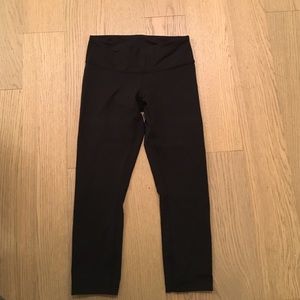 Black Lululemon Wunder Under Crops