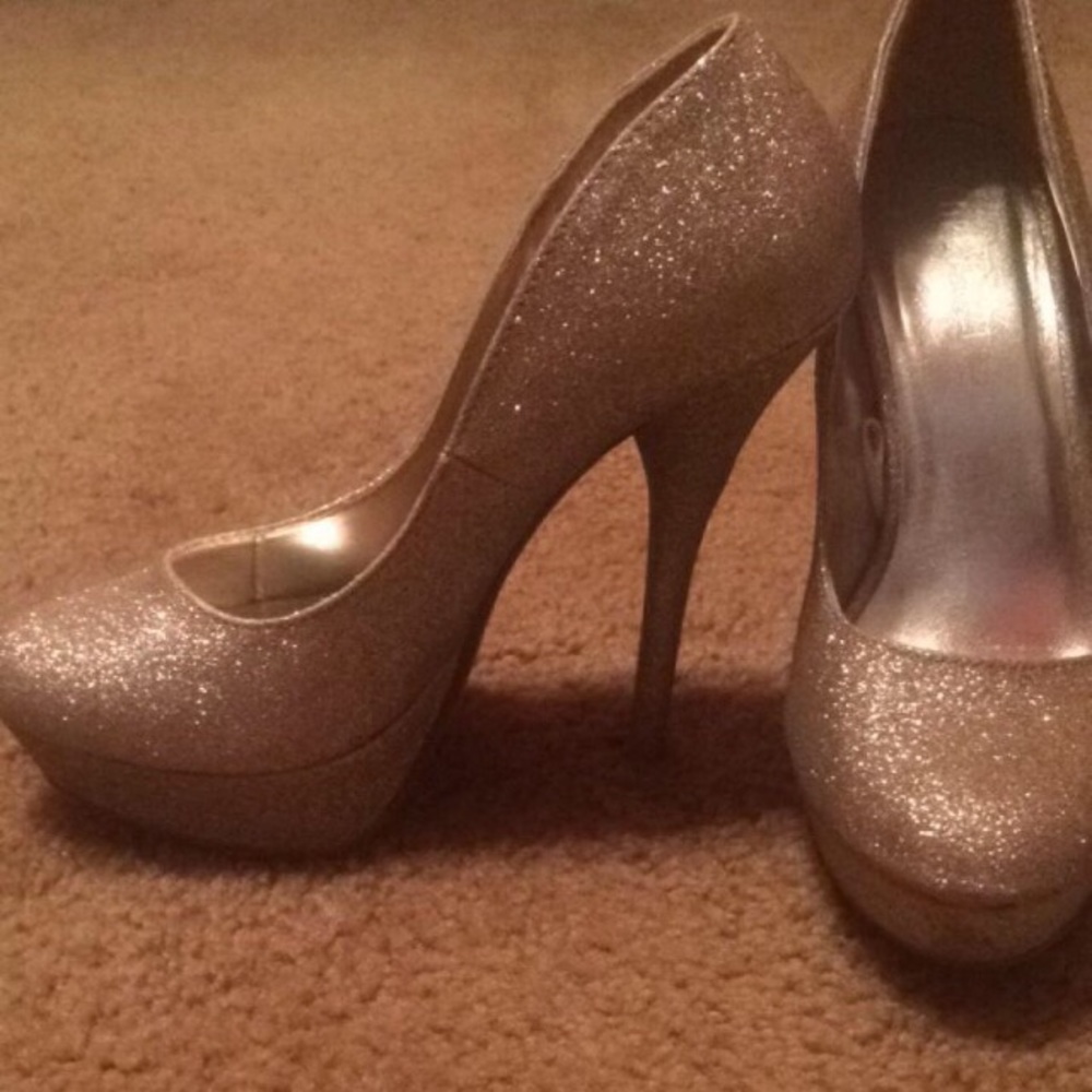 Gold sparkly pumps