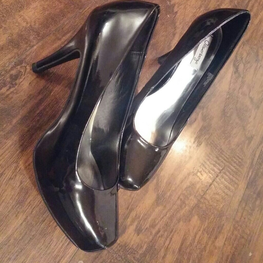 Black classic dress pump