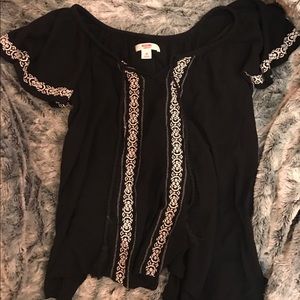 XS mossimo supply co detailed black & white shirt