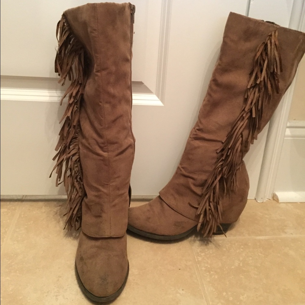 Fringe sued boots