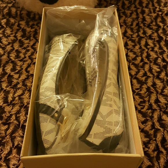 ****SOLD****MK Flats/ worn once/ true to size - Picture 4 of 4