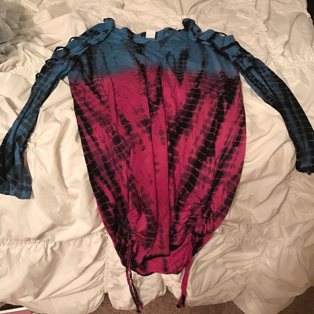 Beautiful3/4 cut out top with cute pair of