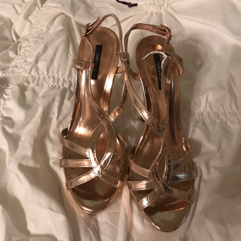 Sassy gold heels 💃 perfect for a night out 💋