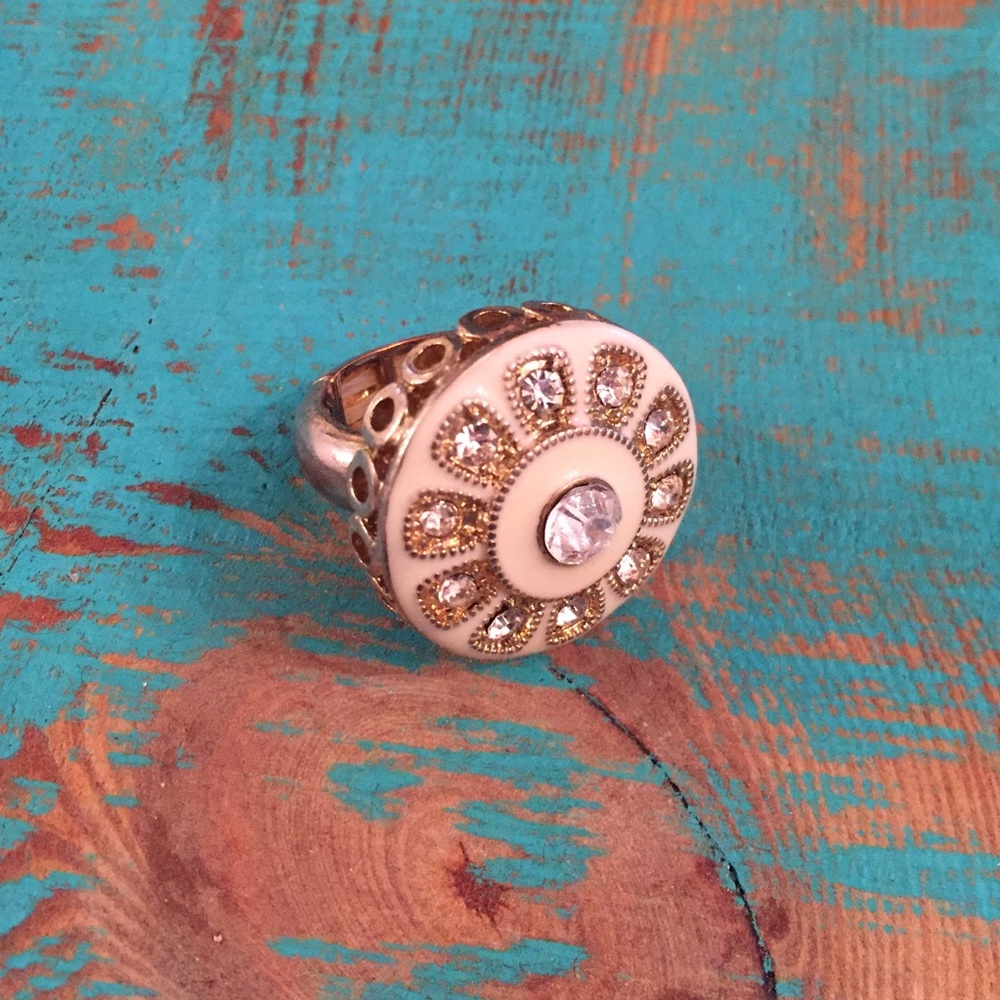 Ring with stretch band