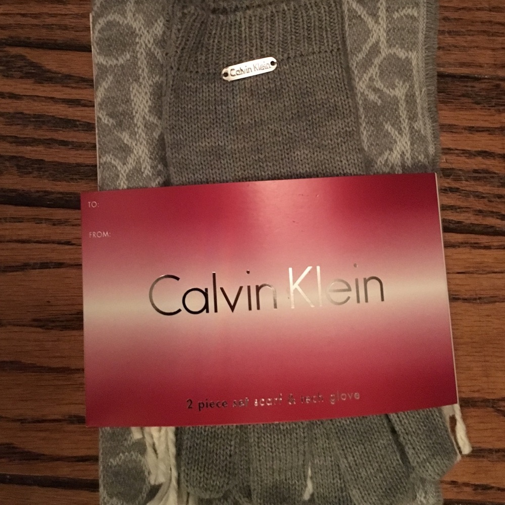 Tech glove and scarf set.