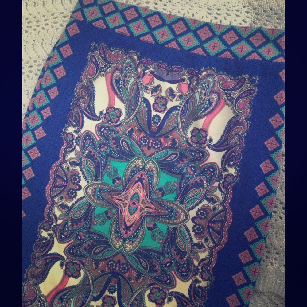 NWOT Form fitting pattern pencil skirt