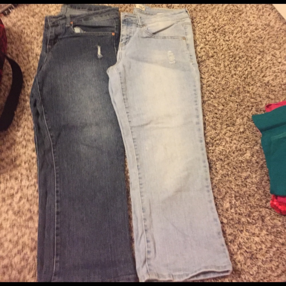 2 juniors size 11 l.e.i capri shorts