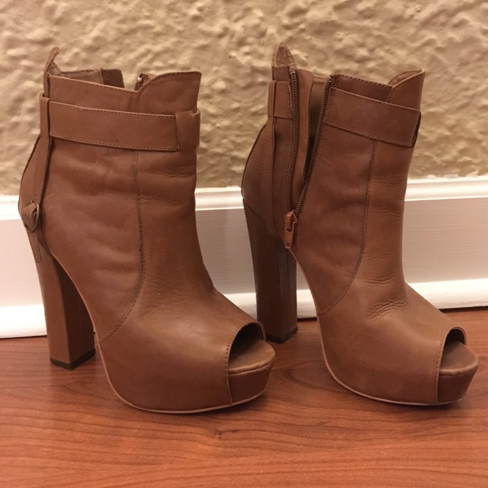 Last Call! Beautiful heeled brown boots!