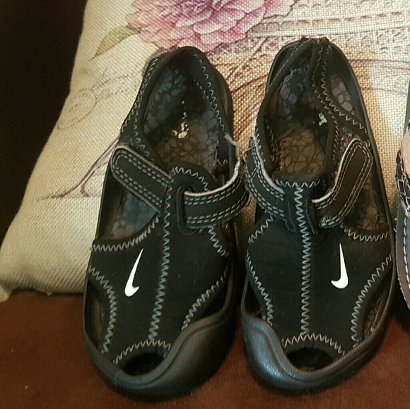 SOLD Nike Gap toddler sandals SOLD - Picture 2 of 3