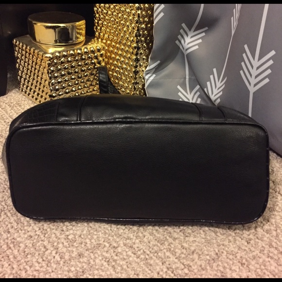 🚫GONE🚫 Black Purse - Picture 3 of 4