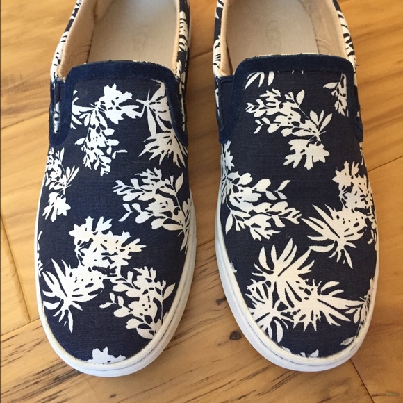 Navy Ugg canvas slip on - Picture 1 of 5