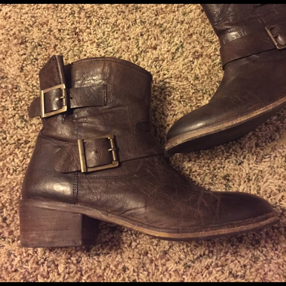 Weekender booties by Seychelles