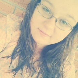 Meet your Posher, Lora