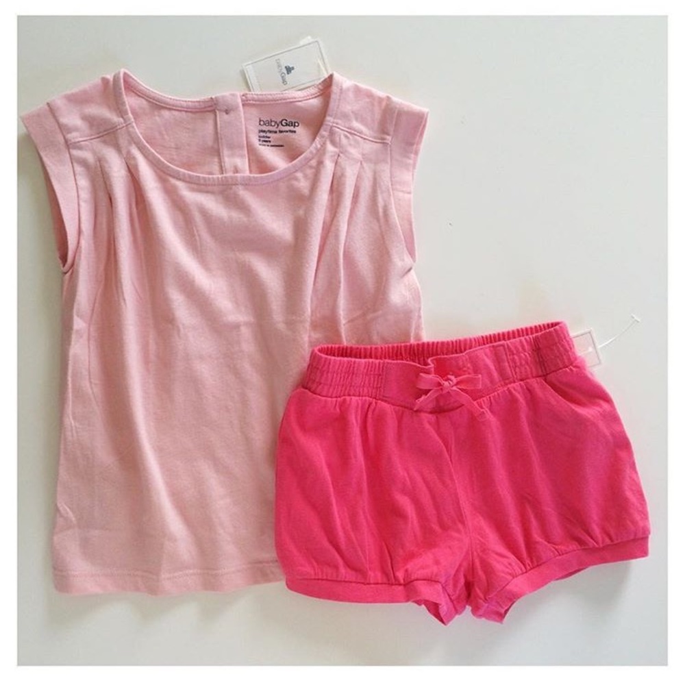 gap tee and shorts