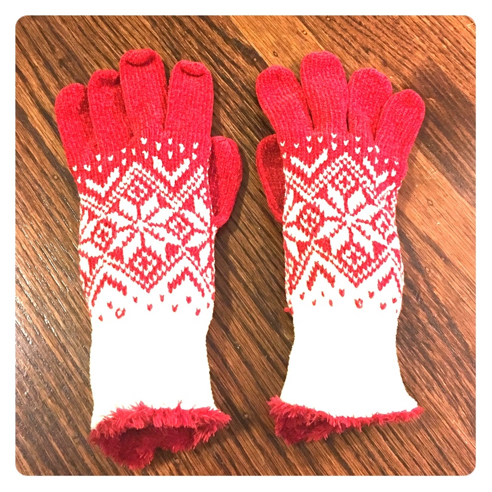 Cozy soft red and white gloves ❄️