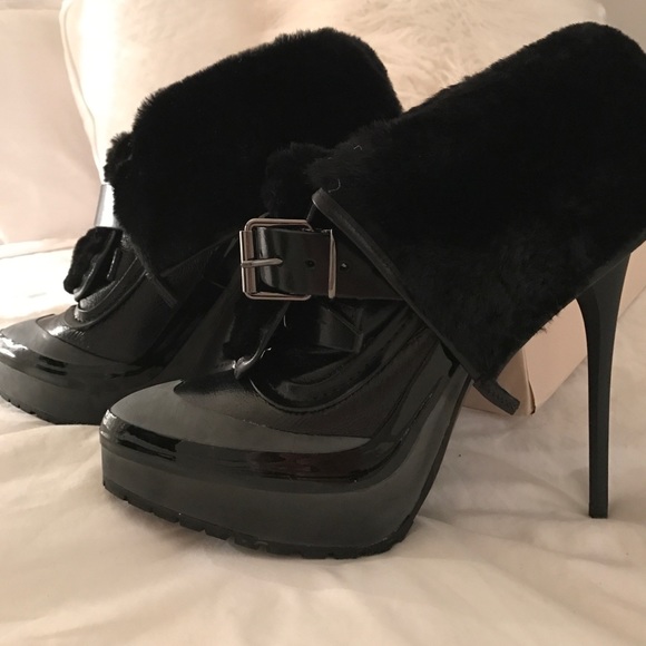 Burberry Glossy Shearling Bingley Boots NEVER WORN - Picture 2 of 4