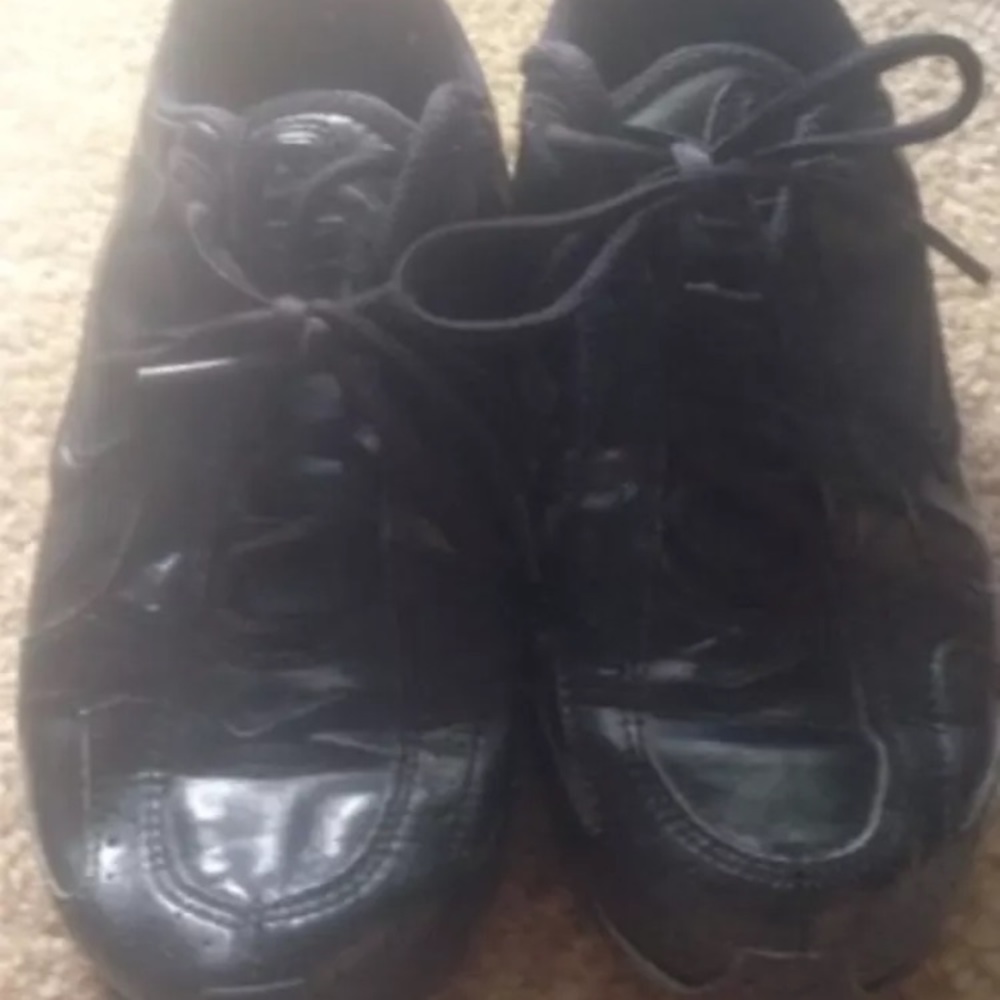 6.5 youth or 7.5 women's black Nike shox