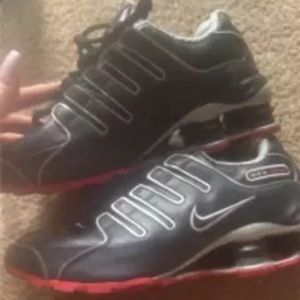 Size 6 youth or 7 women's Nike shox