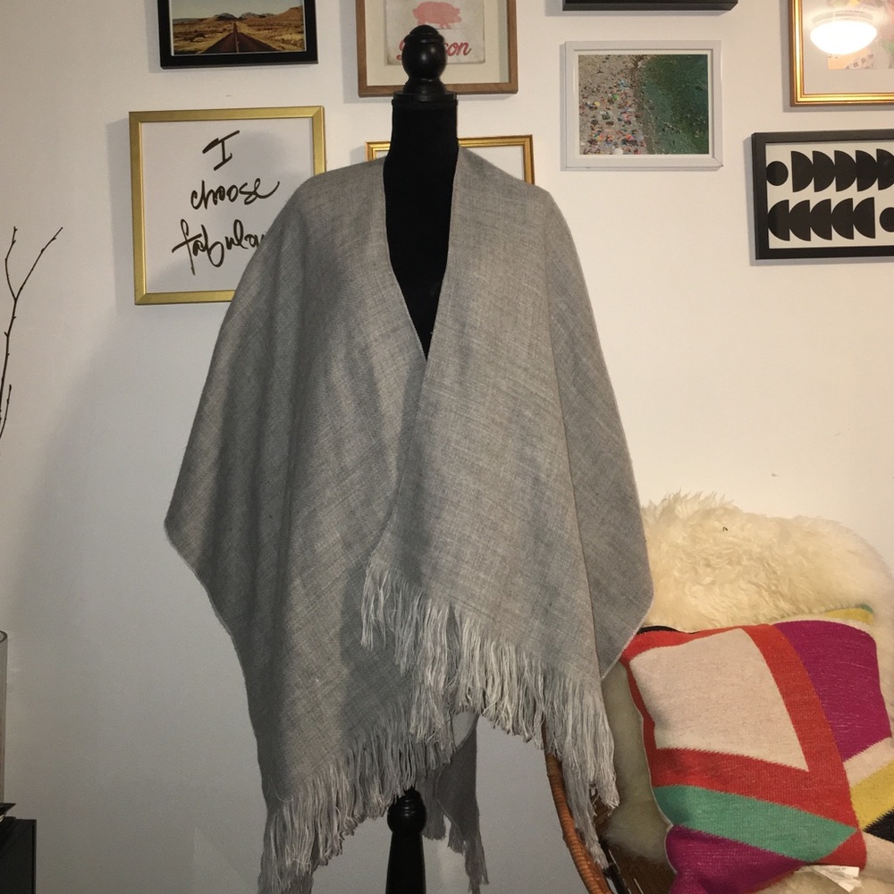 Light grey poncho ❄️