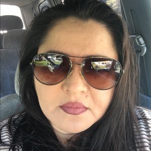 Meet your Posher, Esmeralda