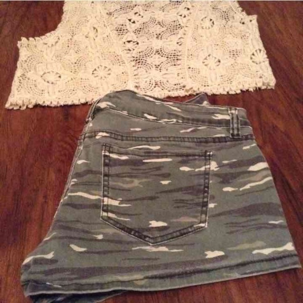 💚 Camo jean shorts.