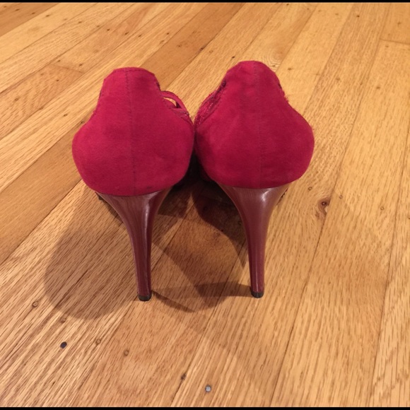 Guess Lace Peep Toe Pumps - Picture 3 of 3