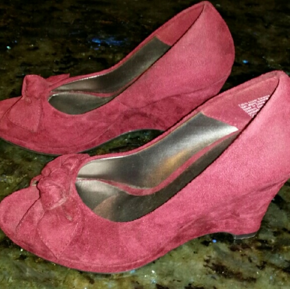 Fioni Burgandy Open Toe Wedges