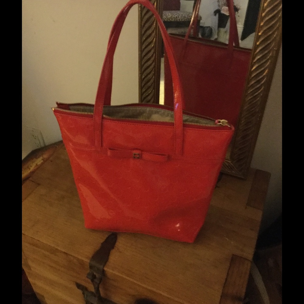 Red dot tote