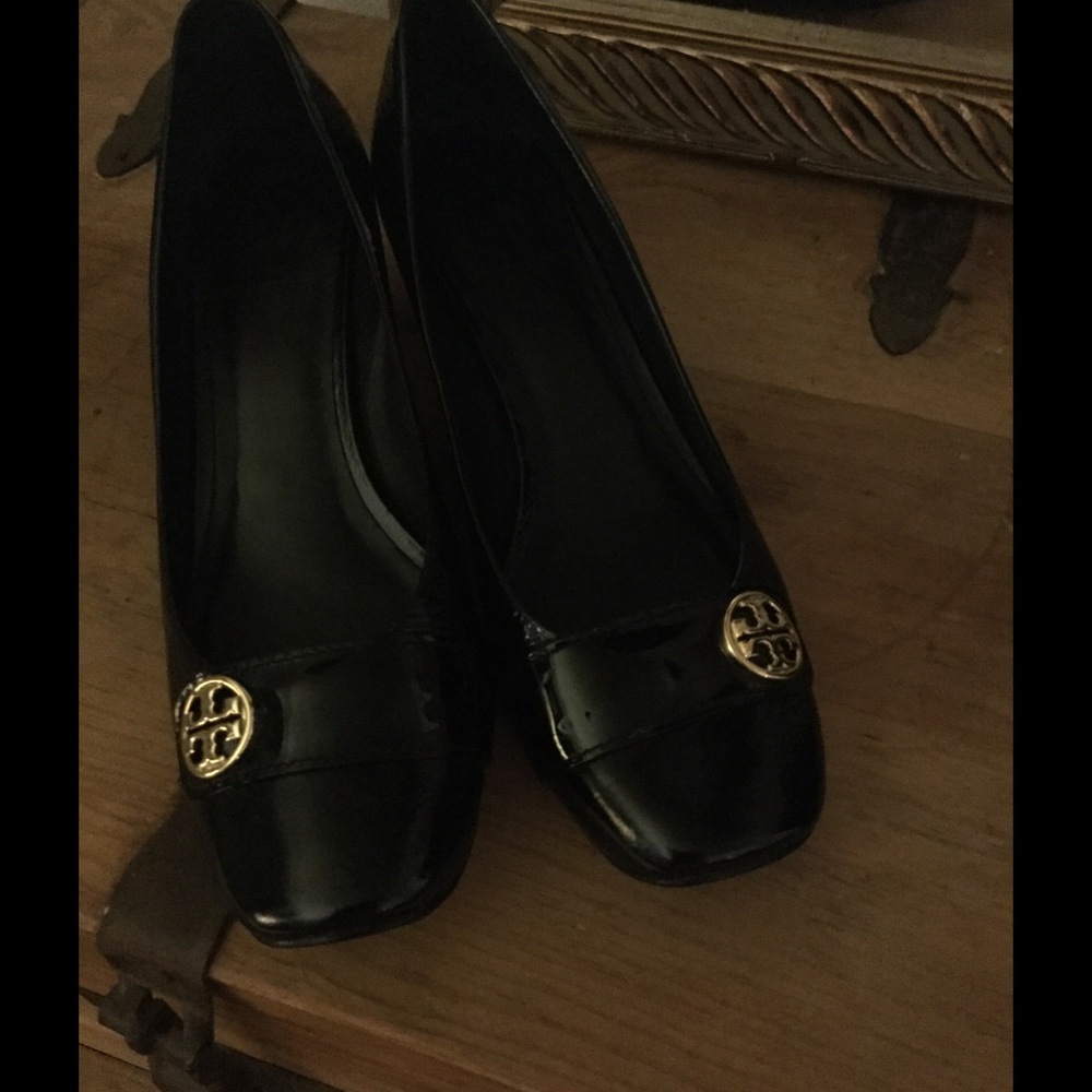Black loafers/pumps